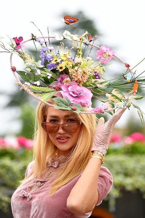 Faux flowers can be used to create the most amazing head wear.  Take a look at these floral hats from Ascot 2019 Wacky Hat, Derby Hats Diy Ideas, Kentucky Derby Hats Diy, Floor Accessories, Ascot Races, Crazy Hat Day, Funky Hats, Derby Outfits, Mardi Gras Costumes