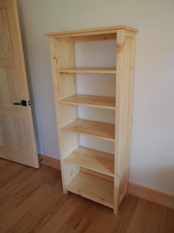 Cottage bedroom bookcase Light Wood Bookcase, Open Back Bookcase, Simple Bookshelves, How To Make Bookshelves, Pallet Deck Diy, Bedroom Bookcase, Bookcase Plans, Simple Bookcase, Simple Bookshelf