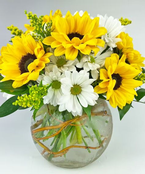 Wilmington NC Spring Flowers Delivery | Julia's Florist Sunflower And Daisy Centerpieces, Flower Arrangements Easy, Sunflower Bouquet Vase, Simple Sunflower Centerpieces, Simple Flower Arrangements Centerpiece, Sunflower Arrangements Vases, Daisy Floral Arrangements, Sunflower Flower Arrangements, Sunflowers Arrangements