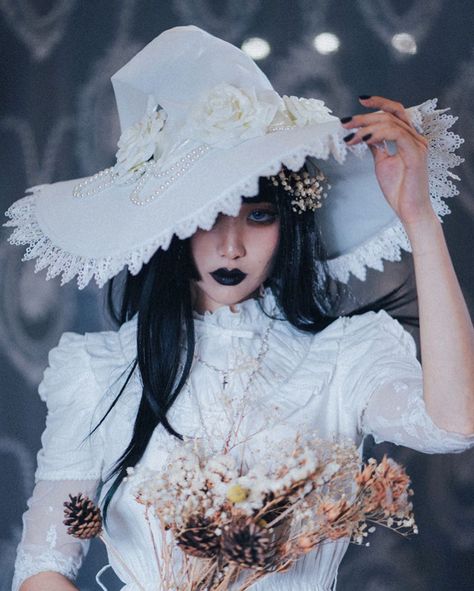 White Witch Costume, Pearl Halloween, White Witch Hat, Devil Inspired, Cottagecore Witch, Pearl Chains, Princess Hat, Rose Thorns, Fantasy Witch