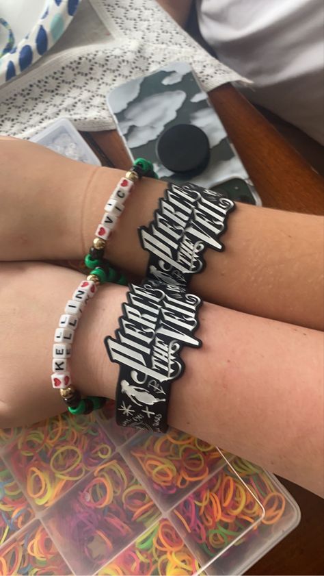 Pierce The Veil Bracelet Ideas, Pierce The Veil Bracelet, Ptv Bracelet, Pierce The Veil Concert Outfit, Ptv Concert, Pierce The Veil Concert, Hello Kitty Guitar, Concert Bracelets, Kandi Inspo