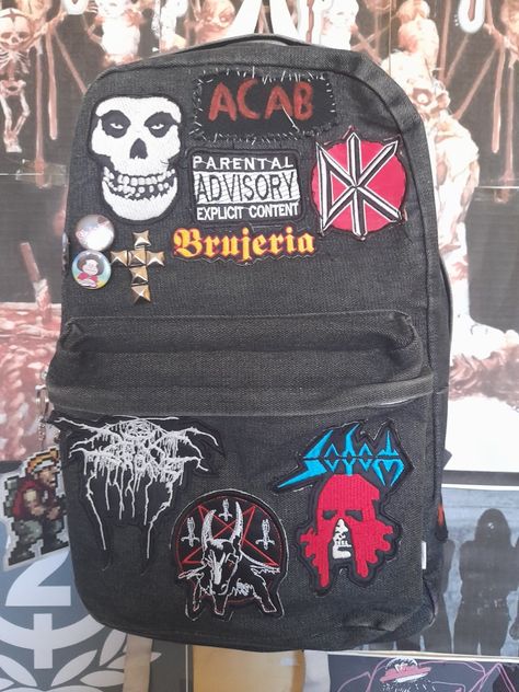 Crust Backpack, Metalhead Backpack, Band Patches Diy, Backpack Painting Ideas, Alternative Fashion Diy, Punk Backpack, Backpack With Patches, Metalhead Fashion, Funky Backpacks