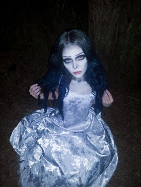 Tim burton cosplay emily corpse bride Tim Burton Halloween Costumes, Corpse Bride Dress, Halloween Costume Wedding, Halloween Bride Costumes, Halloween Costumes For Sale, Fashion Costume Halloween, Corpse Bride Costume, Emily Corpse Bride, Horror Halloween Costumes