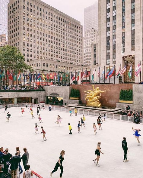 Rockefeller Center Ice skating rink. Rockefeller Center Ice Skating, New York Bucket List, Manhattan Times Square, Winter In New York, Visiting New York, Broadway Nyc, To Do In New York, New York Winter, New York Top