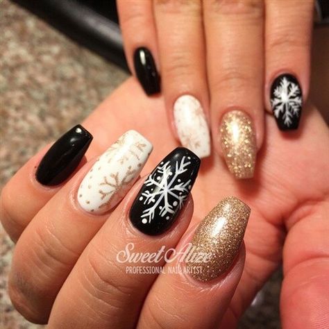 Black & gold snowflake nails 😍💛♥💅 Christmas Acrylics, Gold Holiday Nails, 2019 Nails, Nail Glam, Nails 2018, Snowflake Nails, Sparkle Nails, Shellac Nails, Winter Nail Designs