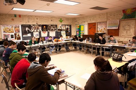 Cool classroom set up for history... Just wish I had more space :) High School History Classroom, High School English Classroom, Classroom Arrangement, High School History, Classroom Layout, History Classroom, Elementary Activities, High School Classroom, English Classroom