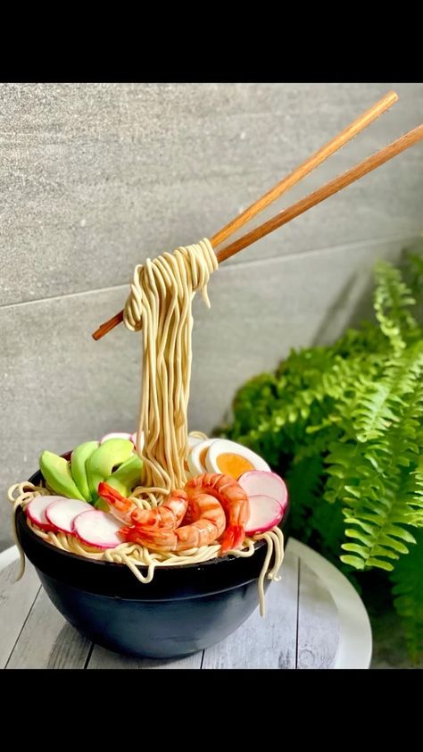 Ramen Noodle Cake Design, Easy Dessert For Christmas, Design Food Ideas, Tigga Mac, Christmas Chocolate Desserts, Artistic Cake, Dessert For Christmas, Anti Gravity Cake, Ramen Noodle Bowl