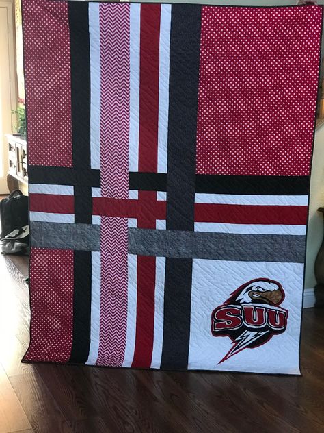 College Quilts Ideas, College Quilts, Hockey Blanket, Bohemian Ideas, Football Quilt, Tee Shirt Quilt, Band Jacket, Shirt Quilts, Man Quilt