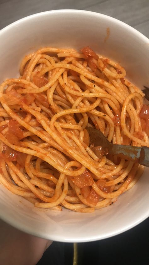 Pasta, onion, tomato paste Lori Harvey, Food Yummy, Pasta Bowls, Tomato Paste, Pretty Food, Food Cravings, I Love Food, Aesthetic Food, Food Pictures