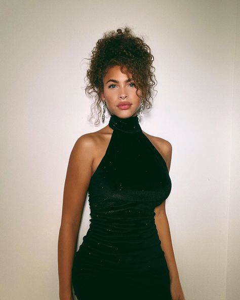 30.1k Likes, 412 Comments - C A M I L A K E N D R A (@camila.kendra) on Instagram: “💎” Hairstyles For Halter Dress, Halter Dress Hairstyles, Camila Kendra, Black Prom Hairstyles, Black Halter Neck Dress, Halter Dress Formal, Event Hairstyles, Prom Hairstyle, Curly Hair Care Routine