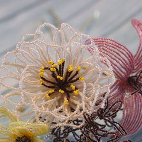 Geerthana | French beaded flowers on Instagram: "God weekend til jer alle 🌸 . . . . . . #glasperleblomster #perleblomster #frenchbeadedflowers #beadedflowers #evighedsbuket #brugskunst #perlekunst" French Beading Flowers, Diy Beaded Flowers, Beaded Flowers Patterns Tutorials, French Beaded Flowers Tutorial, Beaded Flowers Tutorial, Bead Bouquet, French Beading, Beaded Bouquet, September Flowers