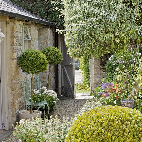 Garden with Cotswold stone walls and cottage planting | Garden design | 25 Beautiful Homes | Housetohome.co.uk Country Garden Design, Country Garden Decor, Gravel Garden, Garden Pictures, Gorgeous Gardens, Courtyard Garden, Garden Cottage, Rustic Gardens, Country Gardening