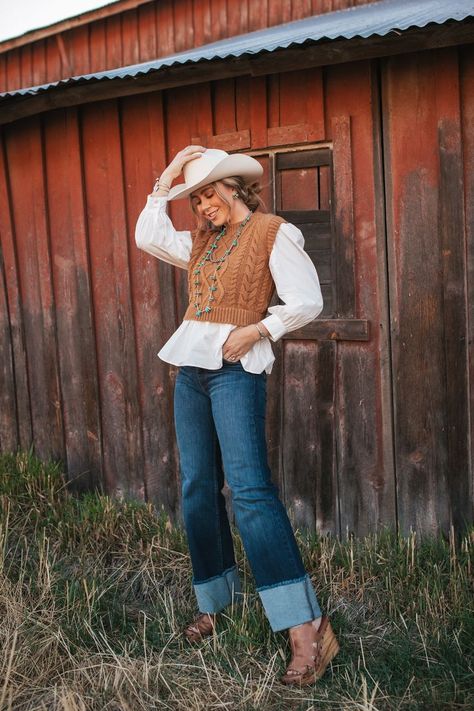 West Desperado, Western Sweaters, Jeans And Wedges, Chic Autumn, Vegas Outfit, Western Style Outfits, Rodeo Outfits, Western Outfits Women, Fashion Influencer