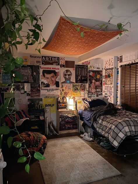 Covered Walls Bedroom, Sza Aesthetic Bedroom, Black Walls Room, Retro Dorm Room Ideas, Long Room Layout Bedroom, Cozy Maximalism Bedroom, Bedroom Decor Earthy, Punk Interior Design, Weirdcore Room