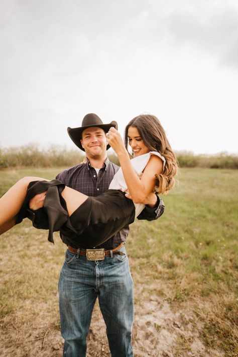 Photoshoot Ideas Western, Country Couple Photos, Western Engagement Pictures, Western Photoshoot Ideas, Young Couples Photography, Western Couple Photoshoot, Country Engagement Photos, Western Engagement Photos, Couple Vibes