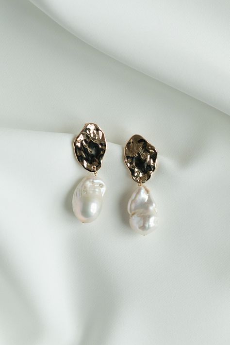 Earring Galilea FInal 2400x3600 Bridal Jewelry Strapless Dress, Wedding Earrings Bride Gold, Wedding Earings Bride, Bridal Jewelry Simple, Expensive Party, Wedding Day Earrings, Pearl Wedding Earrings, Pearl Bridal Earrings, Bridal Trends