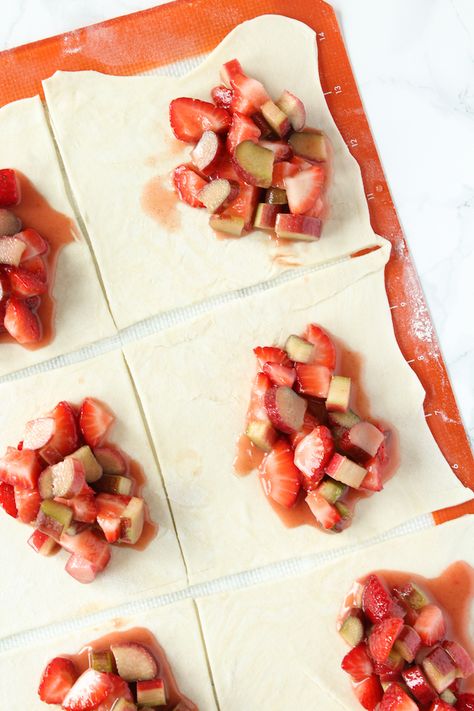 Strawberry Rhubarb Hand Pies | cookinginmygenes.com Savory Hand Pies Recipes, Strawberry Rhubarb Pie Recipe, Rhubarb Pie, Hand Pie Recipes, Rhubarb Desserts, Hand Pie, Hand Pies, Rhubarb Recipes, Strawberry Rhubarb