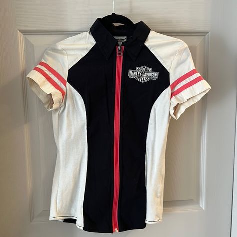 Harley Davidson Zip Up Shirt . Black, Coral, Off White. New With Tags. Harley Davidson Clothes For Women, Harley Davidson Outfits, Lethal Angel, Pink Flannel Shirt, Harley Davidson Patches, Zip Up Shirt, Harley Davidson Jeans, Harley Davidson Clothing, Thrift Inspo