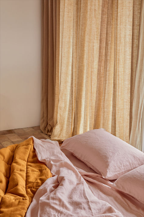 Try adding an extra layer to your bed with our quilt covers. Very soft and perfect to complete your ensemble. #homeinspo #aesthetichome #bedlinen #beds #linenset #interiordesign #homedecor #summercollection Linen Valance, Making Your Bed, Pink Sheets, Linen Duvet Cover, Quilt Covers, Linen Quilt, Linen Duvet Covers, Linen Duvet, Make Your Bed