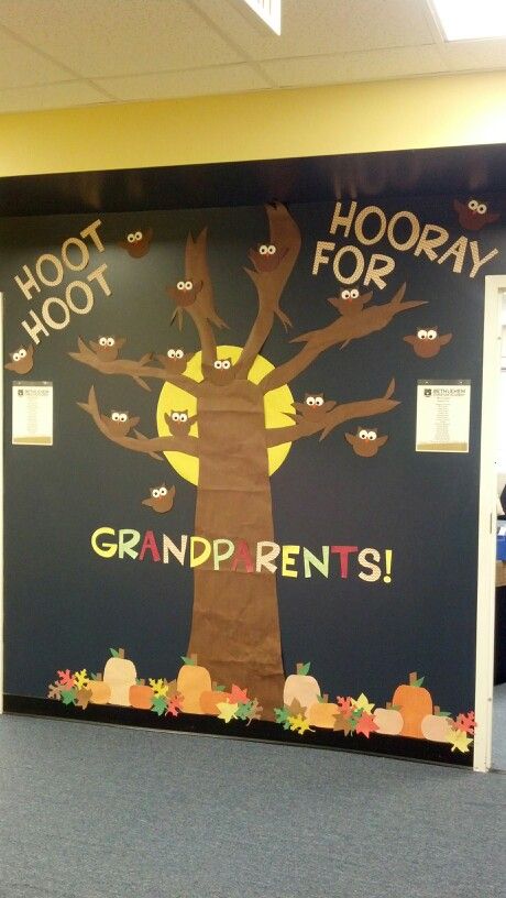 Look at what my awesome room mom did for grandparents day! Sooooo cute :) Grandparents Day Celebration Ideas At School, Grandparents Day Themes For School, Grandparents Day Celebration Ideas, Grandparents Day Bulletin Board Ideas, Grand Parents Day Celebration, Grandparents Day Decorations For School, Grandparents Day Preschool, Grandparents Day Activities, Grandparents Day Cards