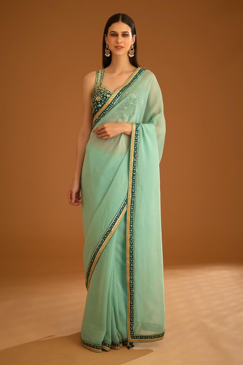 Saree With Sleeveless Blouse, Green Sari, Cotton Saree Designs, Embroidered Saree, Casual Tunics, Indian Fashion Designers, Indian Attire, Stylish Dress Designs, Chiffon Saree