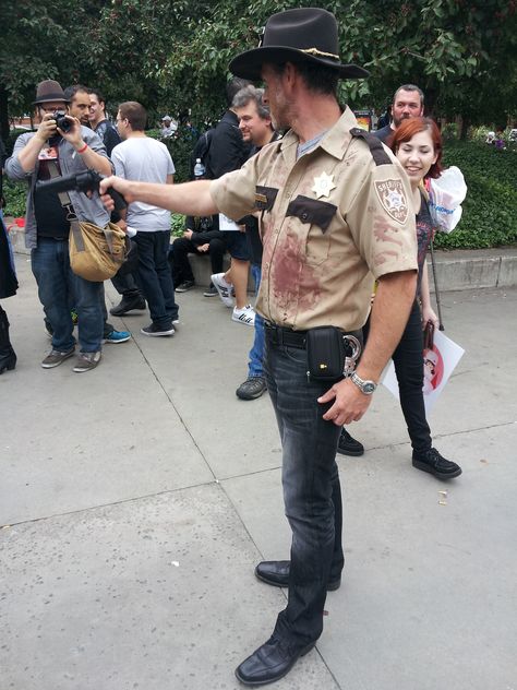 Rick Grimes Halloween Costume, Rick Grimes Cosplay, Twd Halloween Costumes, Twd Costumes, Walking Dead Halloween Costumes, Rick Costume, Grimes Costume, Rick Grimes Costume, The Walking Dead Halloween