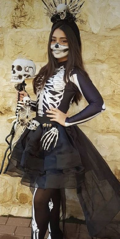 Skeleton Girl, Sugar Skull Halloween, Mexican Dress, Skull Halloween, Mexican Dresses, Ideas Halloween, Día De Muertos, Halloween Skull, Girl Costumes