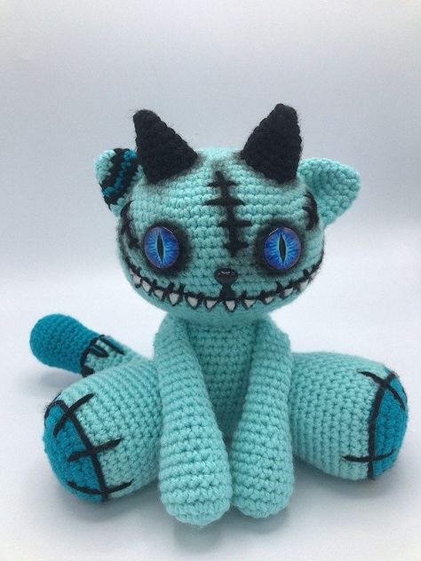 Creepy Stuffed Animals, Crochet Pour Halloween, Cat Crochet Pattern, Chat Crochet, Evil Cat, Goth Baby, Crochet Monsters, Cat Crochet, Crochet Mignon