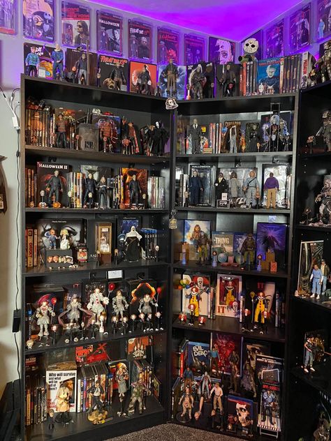 Horror Movie Collection Room, Horror Movie Shelf, Horror Movie Figures, Horror Collection Display, Collector Display Ideas, Horror Collection Room, Horror Bedroom Aesthetic, Horror Themed Room, Horror Room Ideas