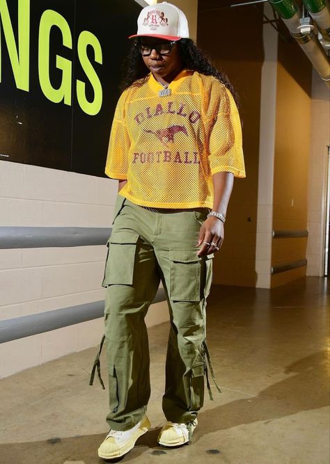 Wnba Tunnel Outfits, Stud Streetwear, Green And Yellow Outfit, 2000 Fashion Outfits, Queer Fashion Women, Tunnel Fits, Internal Growth, Queer Outfits, Hockey Outfits