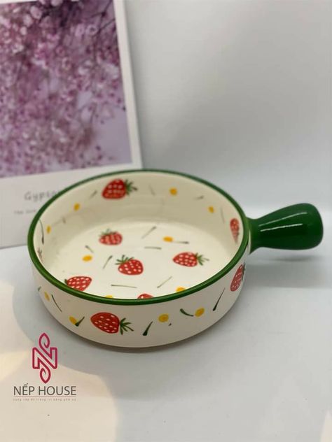 Piring Aesthetic, Cute Dishes, Beautiful Kitchenware, Kitchen Essentials List, Coffee Mug Display, Crockery Design, Strawberry Kitchen, Ceramics Pottery Bowls, Cute Furniture