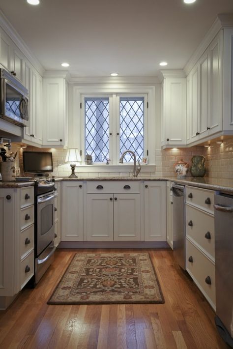 @Jess Pearl Pearl Pearl Liu rice. Small kitchen in white. Small U Shaped Kitchen, Shaped Kitchen, Kitchen Design Pictures, Wood Floor Kitchen, Traditional Kitchen Design, Kitchen Remodel Design, U Shaped Kitchen, Classic Kitchen, Classic Kitchens