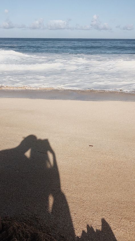 #shadow #shadowplay #beach #love #couple Beach Couple Aesthetic Faceless, Couple Beach Aesthetic, Beach Love Couple, Lim Bora, Beach Fotos, Hopeful Romantic, Couple Shadow, Dream Dates, Iphone Wallpaper Cat