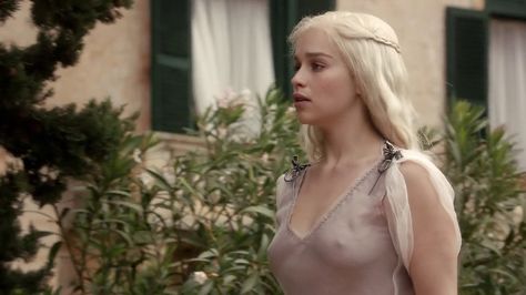 Emilia Clarke khaleesi Game Of Thrones Season 1, Emilia Clarke Pics, Game Of Thrones Screencaps, Emilia Clarke Daenerys Targaryen, Mother Of Dragons, Emilia Clarke, Cute Couple Images, Winter Is Coming, Woman Face