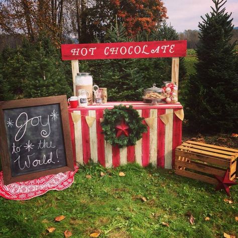 Hot chocolate stand would be adorable for a Christmas card with your kids! Hot Chocolate Stand, Diy Christmas Photoshoot, Hot Cocoa Stand, Christmas Photo Props, Family Christmas Pictures, Christmas Hot Chocolate, Christmas Shoot, Christmas Mini Sessions, Holiday Photography