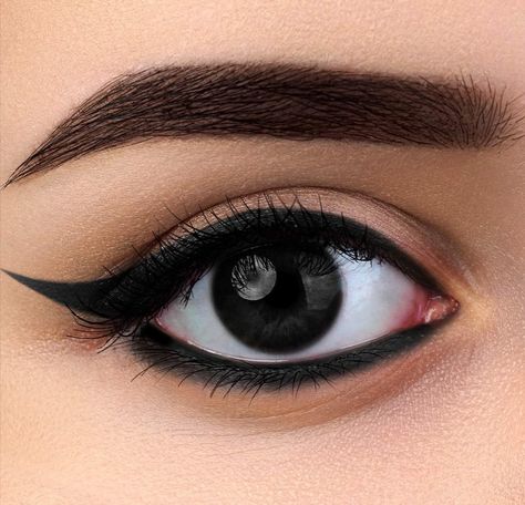 Kajal Look, Makeup Ideas For Summer, Eyeliner Trends, Bronze Makeup Look, Soft Eye Makeup, Pretty Eye Makeup, Beginners Eye Makeup, Eye Makeup Styles, Simple Eyeliner