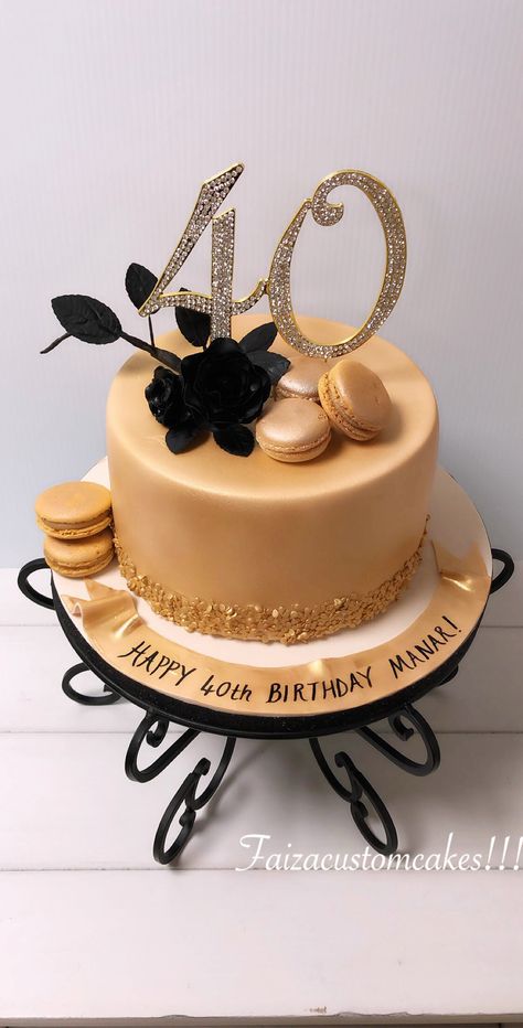 Gold 40th Birthday cake! 💛🤍 40 Years Old Cake Woman, 40th Birthday Cake Designs For Women, Torte Za 40 Rodjendan, 47th Birthday Cake For Women, Cakes 40th Birthday Women, 40th Birthday Cake Women, Cake For 40th Birthday Women, 40th Cake Ideas Women, Birthday Cake 40th Women