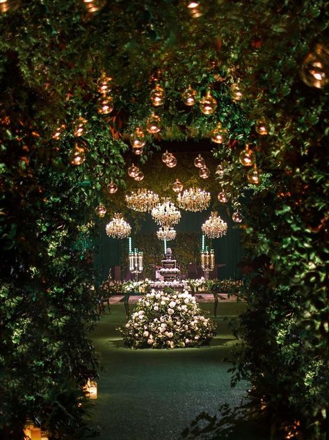 Enchanted Forest Wedding Ceremony, Slytherin Wedding, Emerald Wedding Colors, Forest Wedding Ceremony, Gold Wedding Reception, Emerald Green Wedding, Green Wedding Inspiration, Green Themed Wedding, Enchanted Forest Wedding