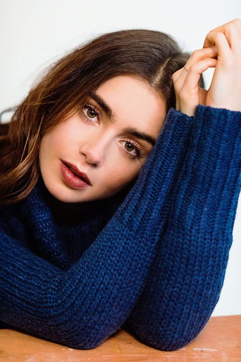 Lily Jane Collins, Lily Collins Style, Photographie Portrait Inspiration, Self Portrait Photography, Phil Collins, Model Poses Photography, Portrait Photography Poses, Foto Poses, Photography Poses Women