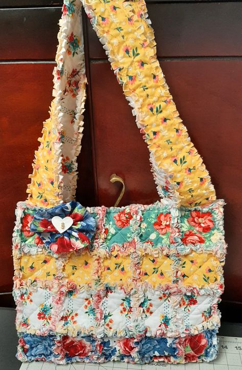 Pioneer Woman Fabric Crafts, Pioneer Woman Fabric, Rag Quilt Purse, Quilted Purse Patterns, Quilt Purse, Pioneer Woman Kitchen Design, Purse Patterns Free, Ditty Bag, Purse Ideas