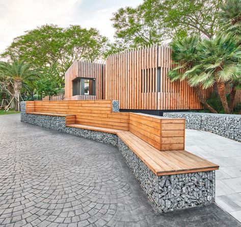 COMA Arquitectura has designed the entrance to a school in Barcelona, that features gabions as a landscaping design element in the form of benches and retaining walls. #Gabions #GabionBench #GabionRetainingWall #LandscapingIdeas #LandscapeDesign Gabion Wall Design, Gabion Retaining Wall, Gabion Baskets, Gabion Wall, Landscaping Retaining Walls, Wall Seating, Urban Furniture, Retaining Walls, Outdoor Bench