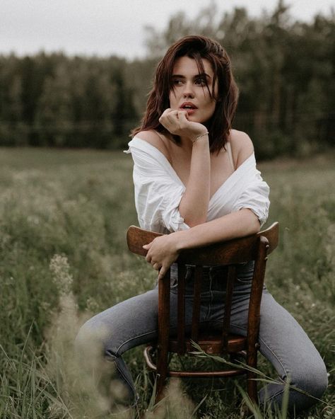 Chair Photoshoot Outdoor, Chair Portrait Photography, Chair Outside Photoshoot, Chair In Field Photoshoot, Women Photoshoot Ideas Outdoors, Photoshoot With Chair, Styled Photoshoot Ideas, Outdoor Photoshoot Ideas For Women, Photoshoot Artistic