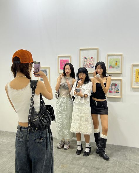 art nd tings ~ Street Photos Instagram, Style Poses Picture Ideas, Fashion Photo Poses Style, Photoshoot Ideas With Friends, Pose Ideas With Friends, Japan Outfits, Downtown Outfits, Photo Pose Style, Insta Pictures