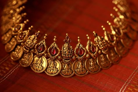 Swarna Jewellers, Choker Gold Necklace, Kasu Mala, Wedding Jewelry Sets Bridal Jewellery, Gold Temple Jewellery, Silver Jewelry Accessories, Gold Jewels Design, Antique Necklaces Design, New Gold Jewellery Designs