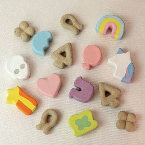 Clay Lucky Charms, Ceramic Food Sculpture, Polymer Clay Charms Diy, Cute Ceramics Ideas, Easy Ceramics Projects, Air Dry Clay Art Projects, Cute Clay Projects, Paper Flower Crafts For Kids, Clay Magnets Diy