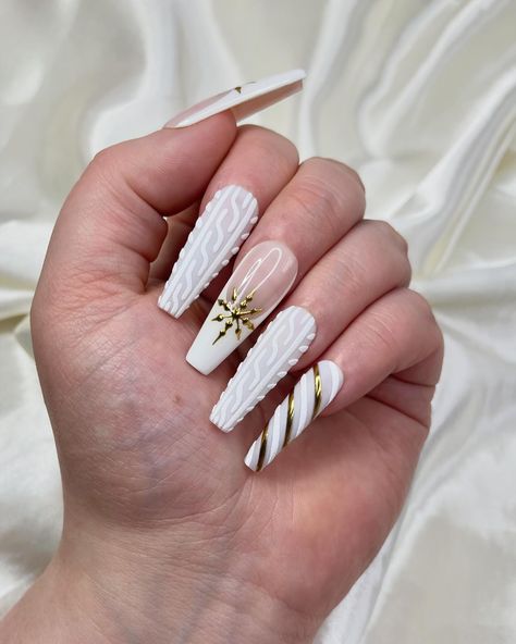 ❄️ Get frosty & fabulous with Golden Frost! These press-ons are serving serious winter glam with golden snowflakes and snowy vibes. Perfect for all your holiday looks! Ready to sparkle? ✨ #GoldenFrost #NailGoals #wintervibes #pressons #pressonnails #customnails #winternails #glueonnails #stickonnails #christmasnails #festivenails #goldandwhitenails #coffinnails #snowflakenails #sweaternails #candycanenails Winter Nails Gold And White, Gold And White Nails Acrylic, Christmas Nails White And Gold, White And Gold Christmas Nails, White Sweater Nails, New Years Eve Nail Designs, Snowy Vibes, White And Gold Christmas, Winter Glam