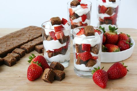 Brownies are delicious, strawberries are delicious… put them together in a pretty little glass and you have an easy and fabulous dessert sure to please! Head over toBakingdom, where I’m visiting today, for the easy recipe for these delicious brownie strawberrry desserts. Dessert Mini, Strawberries Chocolate, Strawberry Brownies, Strawberry Shortcake Recipes, Shortcake Recipe, Dessert Party, Delicious Brownies, Dessert Buffet, Dessert Cups