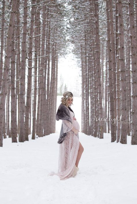 Pregnant Snow Pictures, Maternity Dresses For Photoshoot Winter, Cozy Winter Maternity Photos, Pregnant Winter Photoshoot, Maternity Shoot In Snow, Maternity Winter Photos, Snowy Maternity Pictures, Maturity Photoshoot Winter, Snow Pregnancy Photoshoot