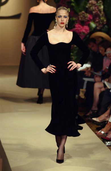 Yves Saint Laurent Fall 2001 Ysl Dress, Yves Saint Laurent Dress, 2001 Runway, Yves St Laurent, Outrageous Fashion, Fashion 1950, Yves Saint Laurent Couture, Saint Laurent Dress, Runway Gowns