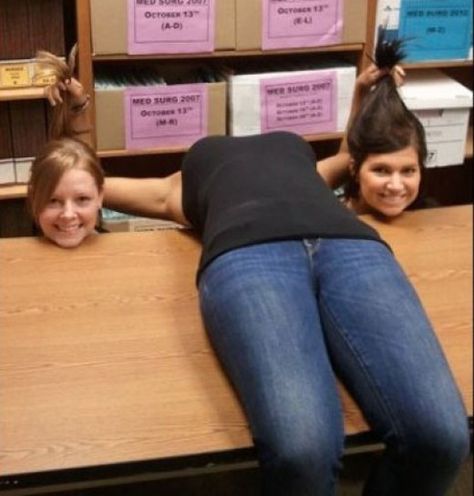 The new planking - horsemanning. Forced Perspective Photography, Illusion Photography, Illusion Photos, Perspective Photos, Group Picture Poses, Forced Perspective, Funny Poses, Photo Class, Perspective Photography